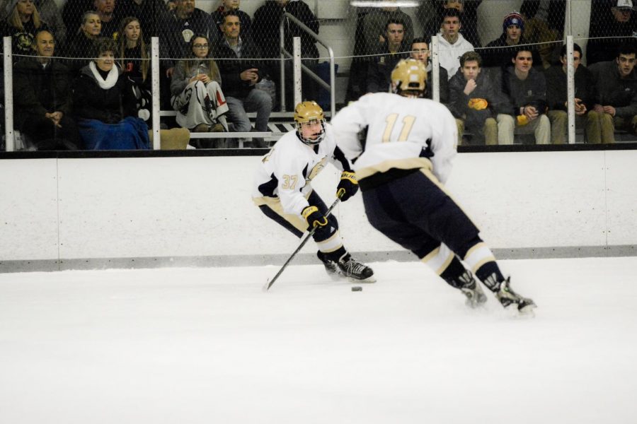 Tyler Gallo feeds Liam Magargal in the Flyers Cup Championship game (Diane Leblanc/Salesianum)