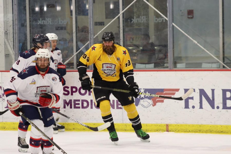 Former Steeler Brett Keisel skates against RMU alumni in the RMU Celebrity Hockey Game. Photo credit: Ethan Morrison