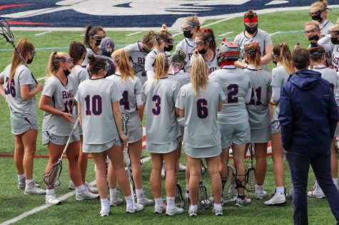 Womens lacrosse gathers before their game against Youngstown State. Photo credit: Tyler Gallo