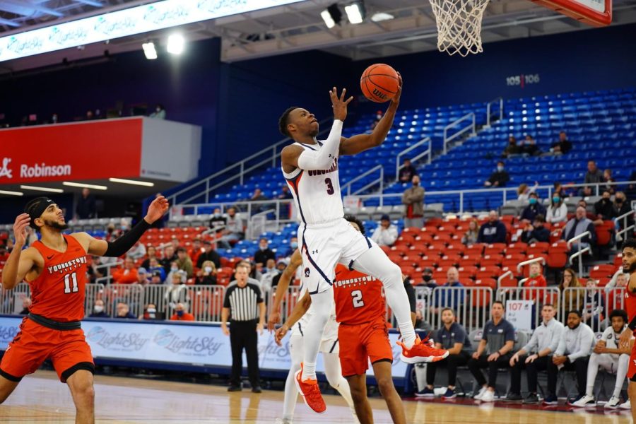 Rasheem+Dunn+goes+up+for+a+layup+against+Youngstown+State.+Photo+credit%3A+Justin+Newton