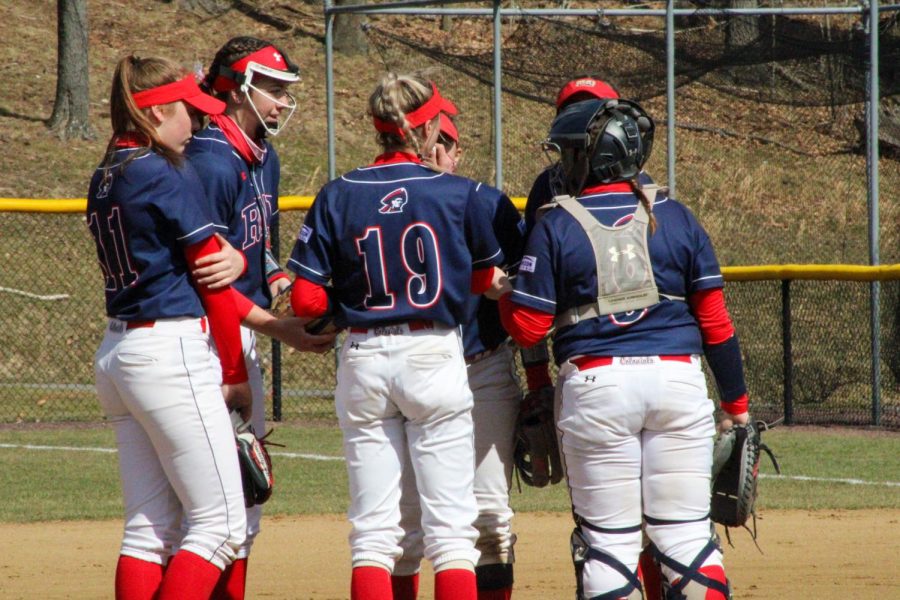 RMU+softball+huddles+before+their+game+against+Detroit+Mercy.+Photo+credit%3A+Tyler+Gallo