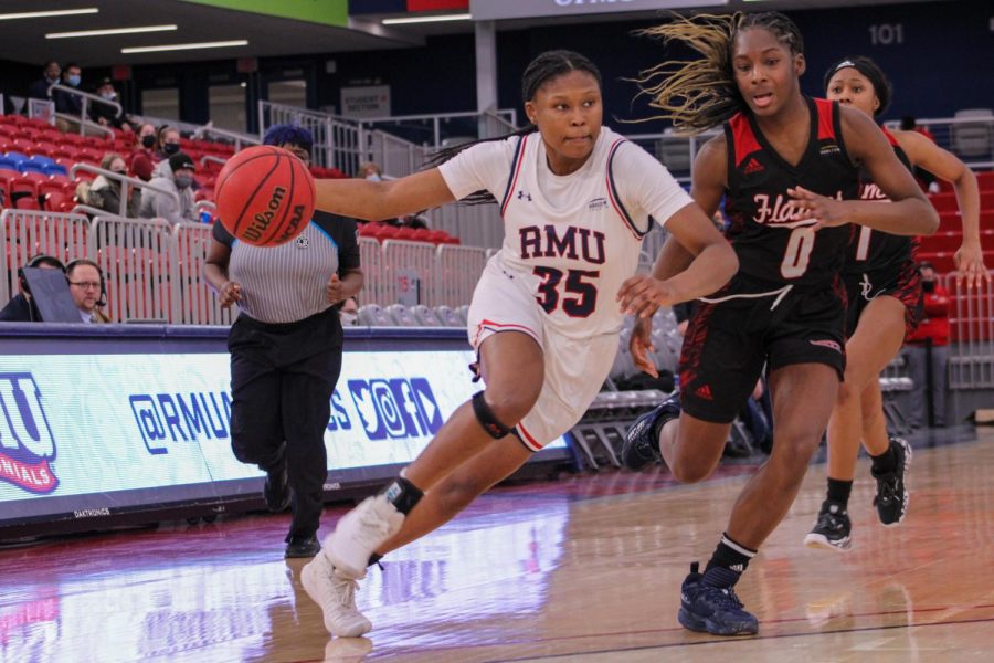 Simone Morris drives to the hoop against UIC. Photo credit: Tyler Gallo