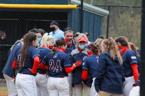 Softball gathers before their game against Youngstown State. Photo Credit: Ethan Morrison