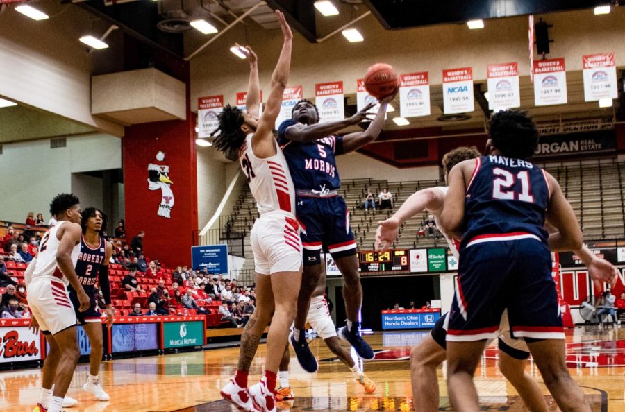 Enoch Cheeks drives to the hoop at Youngstown State. Photo credit: Gabriella Rankin