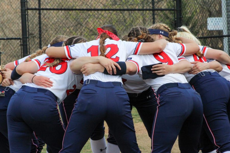 RMU+Softball+huddles+before+their+game+against+UIC.+Photo+credit%3A+Tyler+Gallo