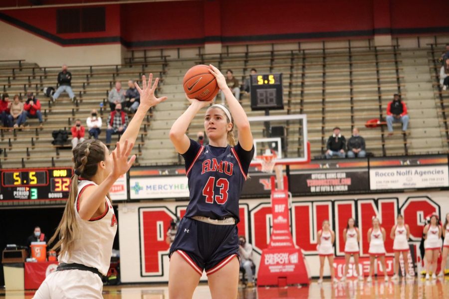 Ashya Klopfenstein takes a shot at Youngstown State. Photo credit: Ethan Morrison
