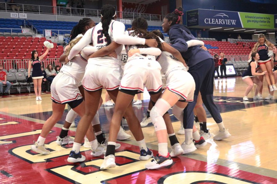 The+team+huddles+during+their+83-59+loss+against+Wright+State+Photo+credit%3A+Hope+Beatty