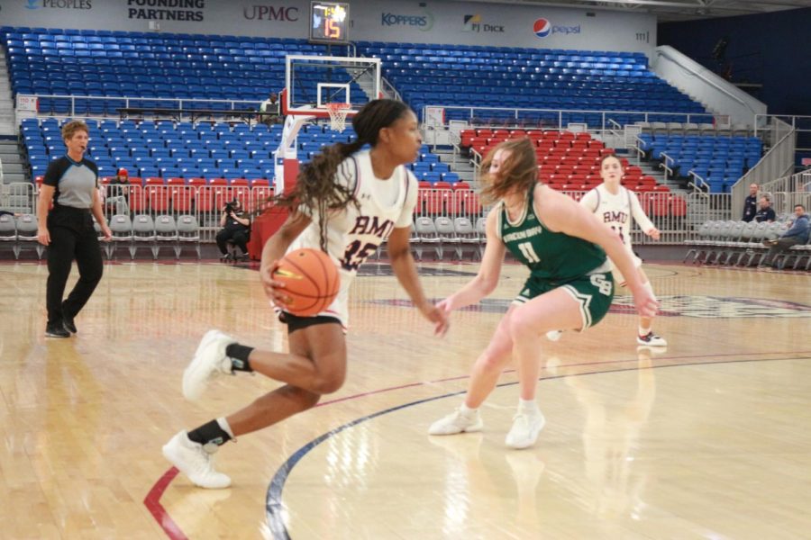 Simone Morris had 10 points in the 61-37 loss to Green Bay Photo credit: Hope Beatty